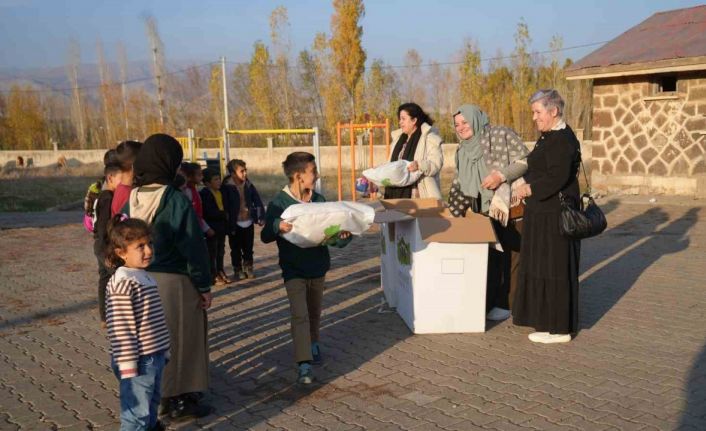 Almanya’dan Muş’a gönülleri ısıtan yardım: Bin çocuğa kışlık yardım