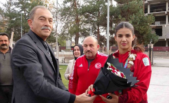 Altın madalyalı boksör Evin Erginoğuz çiçeklerle karşılandı