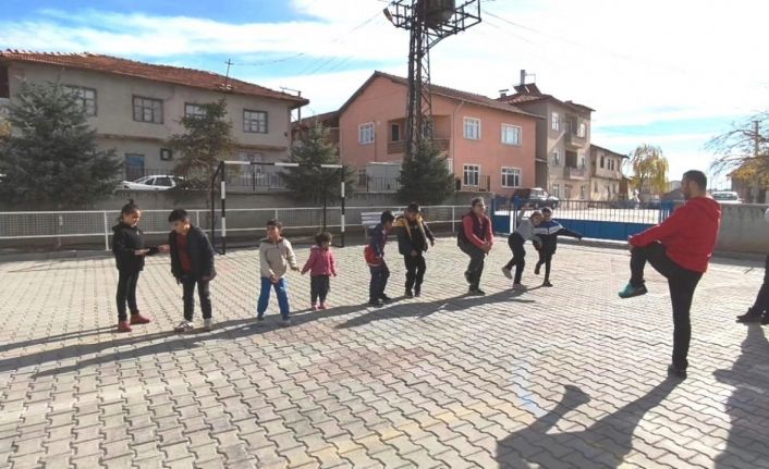 Altıntaş Zafer İlkokulu’nda özel öğrencilerin sabah sporu coşkusu