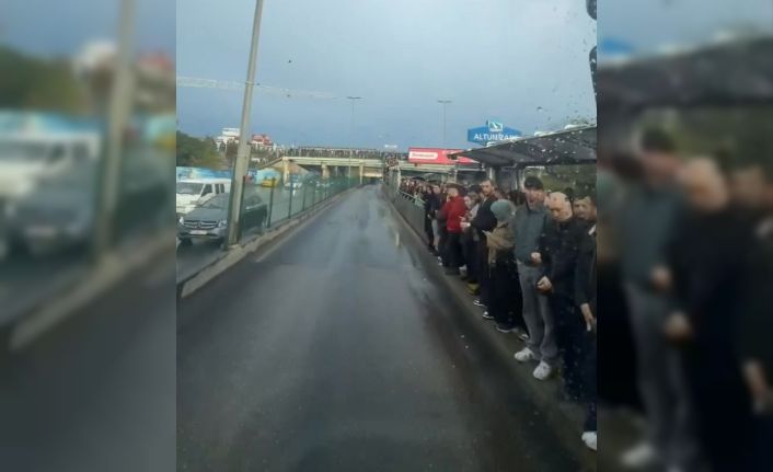 Altunizade’deki metrobüs kuyruğunda yolcular yağmur altında ıslandı