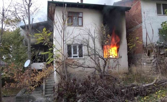 Amasya’da iki katlı evde yangın: Yaşlı kadın yangını ağlayarak izledi