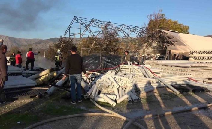 Amasya’da plastik malzeme dolu depo yandı, yükselen dumanlar metrelerce öteden görüldü