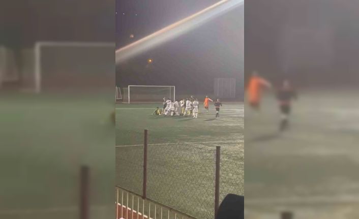 Amatör maçta futbolcular tekme tokat birbirine girdi