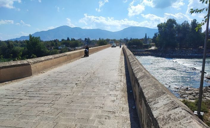 Anadolu’nun bilinen ilk Roma köprüsüne sprey boyayla yazılama yapıldı