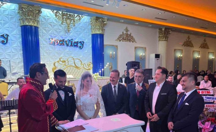 Anahtar Parti Genel Başkanı Ağıralioğlu genç çiftin nikah şahidi oldu