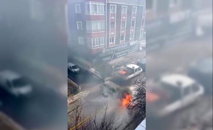Ankara’da seyir halindeki otomobil alev aldı