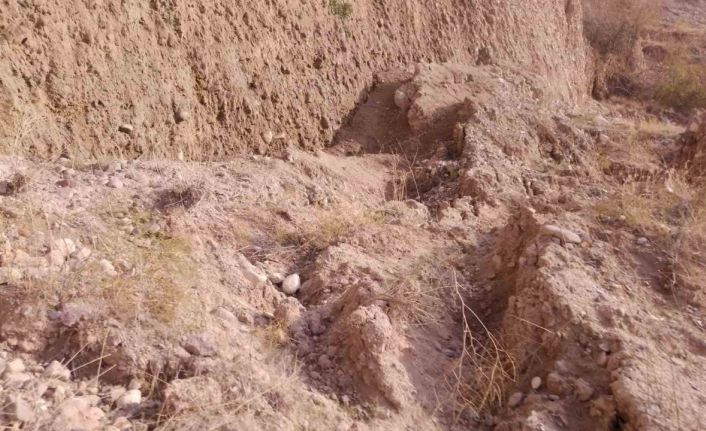 Ankara’da toprak kayması meydana gelen yol trafiğe kapatıldı