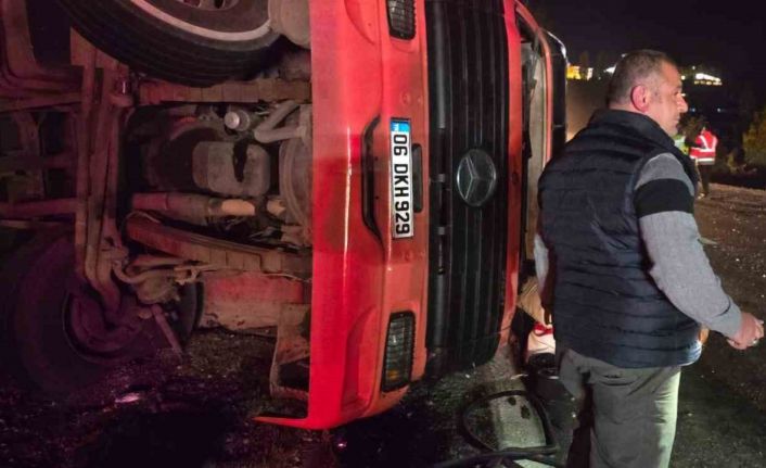 Ankara’da virajı alamayan tır devrildi: 1 yaralı