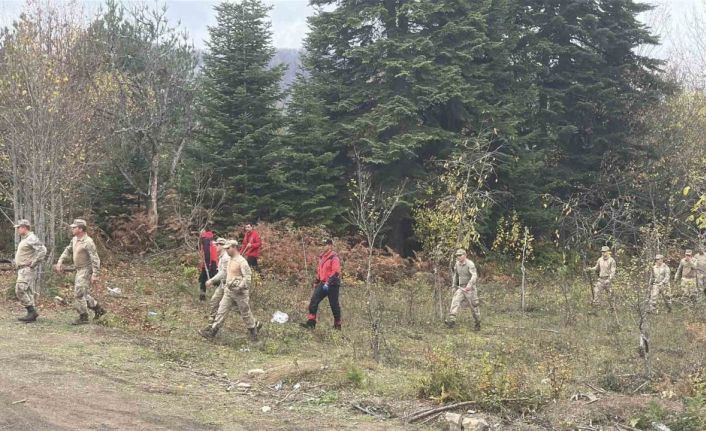 Anne ve oğlunun cesedinin bulunduğu bölgede kayıp çanta ile ayakkabı bulundu, telefona ulaşılamadı
