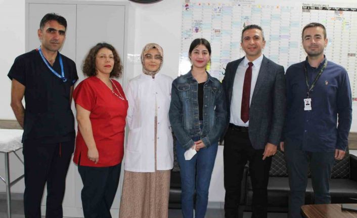 Annesinin böbreğiyle hayata tutundu