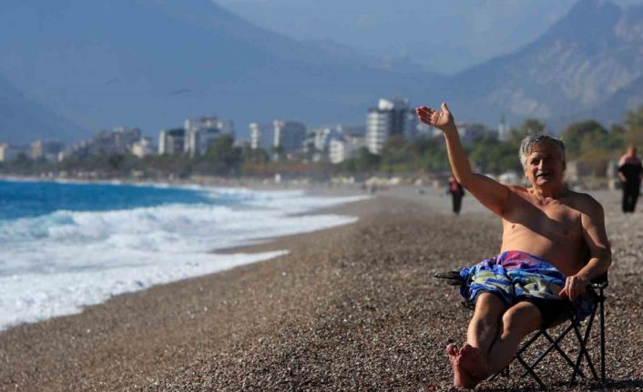 Antalya’da dün yağmur ve fırtına, bugün deniz keyfi