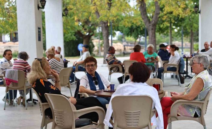 Antalya’da emekli kahveleri ilgi görüyor