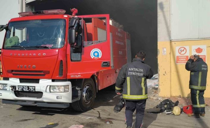 Antalya’da geri dönüşüm fabrikasındaki yangın korkuttu
