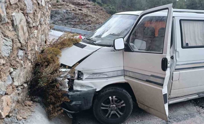 Antalya’da istinat duvarına çarpan aracın sürücüsü yaralandı