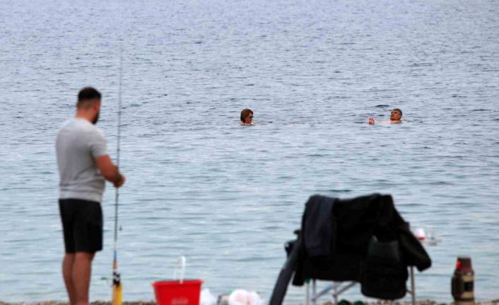 Antalya’da kasım ayında denize girmenin keyfini çıkardılar
