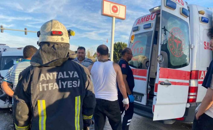 Antalya’da kavşakta iki araç çarpıştı: 4 yaralı