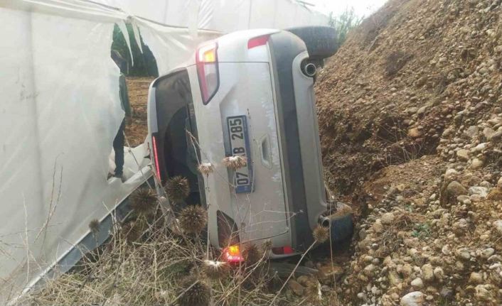 Antalya’da kontrolden çıkan otomobil devrildi: 5 yaralı