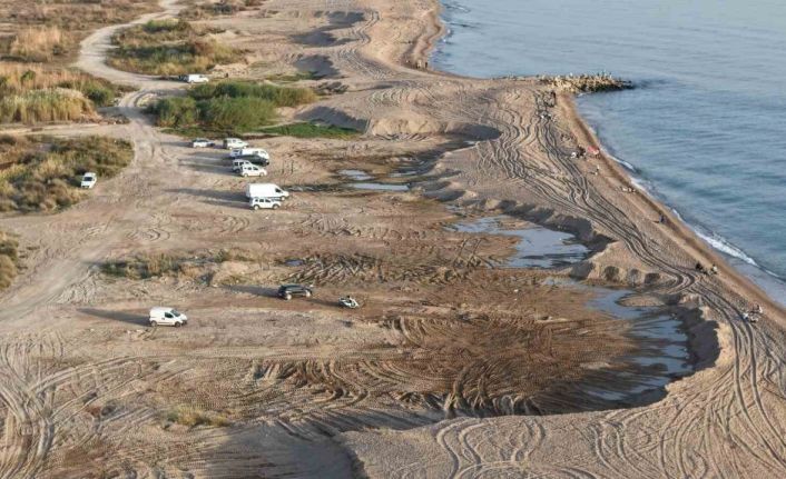Antalya’da kum hırsızları sahilleri talan etti, kum ocağına dönen sahiller dronla görüntülendi