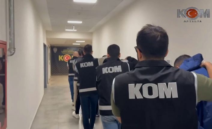 Antalya’da motosikletle gelip iş yerine kurşun yağdırdılar: O anlar kamerada