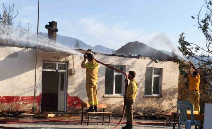 Antalya’da ormanlık alanda çıkan yangında eski okulun çatısı yandı