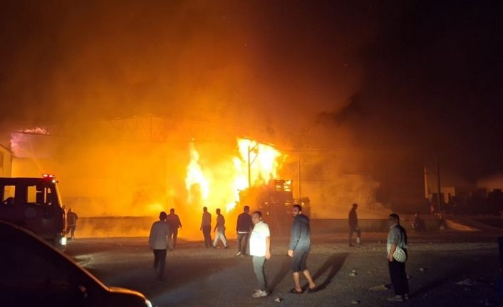 Antalya’da paketleme fabrikası alev alev yandı