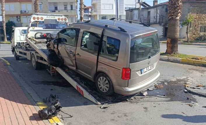 Antalya’da palmiye ağacına çarpan aracın sürücüsü yaralandı