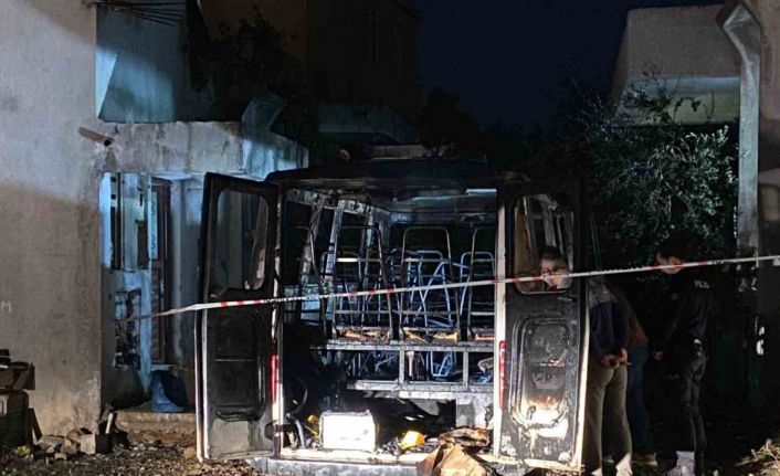Antalya’da park halindeki minibüs alev alev yandı