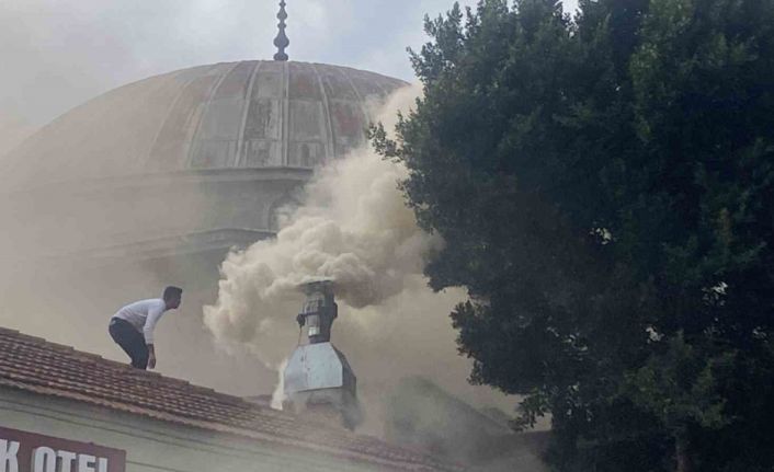 Antalya’da restoran bacasındaki yangın sokağı dumana boğdu