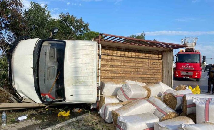 Antalya’da saman yüklü kamyonet devrildi, yol trafiğe kapandı