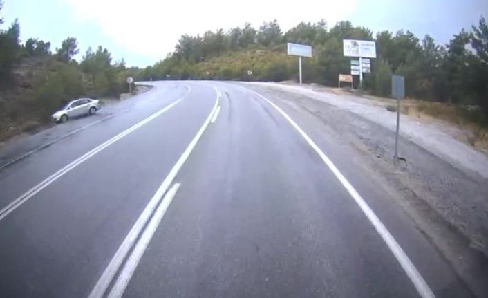 Antalya’da yağış nedeniyle kayganlaşan yolda otomobil takla attı: 2 yaralı