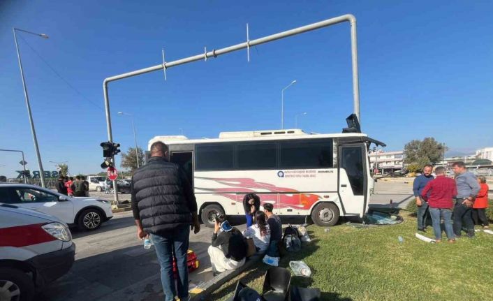 Antalya’da yolcu midibüsü ile otomobil çarpıştı: 4 yaralı