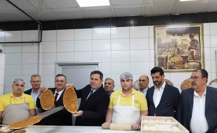 Antep lahmacunu tescilli tarifiyle pişirildi