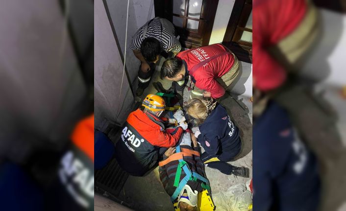 Apartman boşluğuna düşerek yaralanan yaşlı adamı ekipler kurtardı