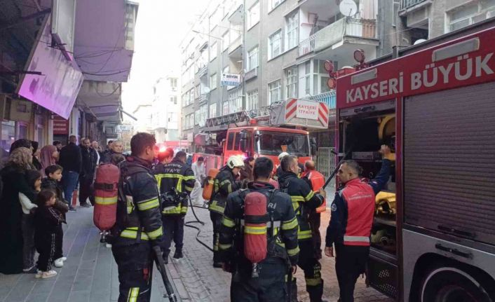 Apartmanın koridorunda çıkan yangın paniğe neden oldu