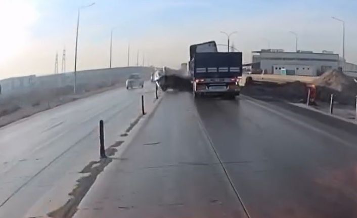 Araç sollamak isterken tırın önünde kaldı: 6 yaralı