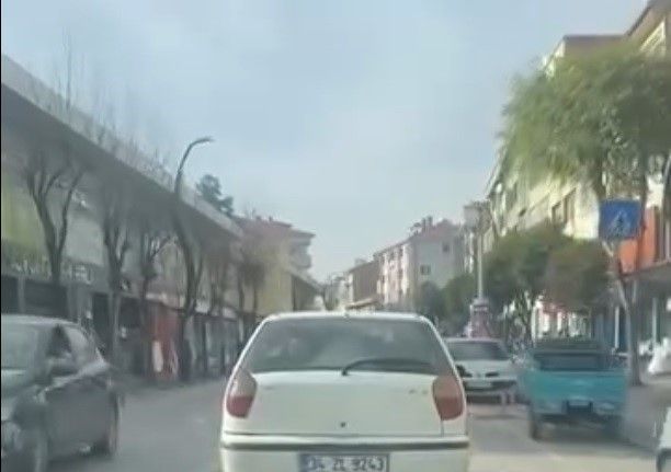 Araçtan sokağa broşür fırlatan kişi, ceza yedi