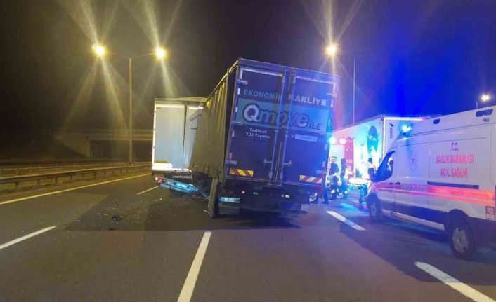 Arıza yapan tıra çarpan kamyon şoförü hayatını kaybetti