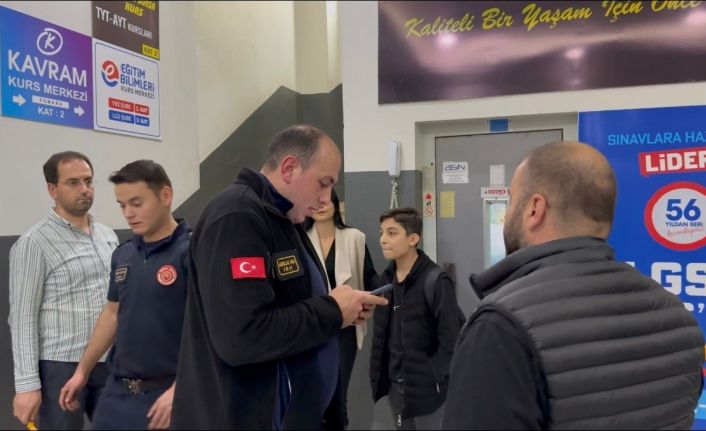 Arızalanan asansörde 45 dakika mahsur kaldılar: 2 öğrenciyi itfaiye kurtardı