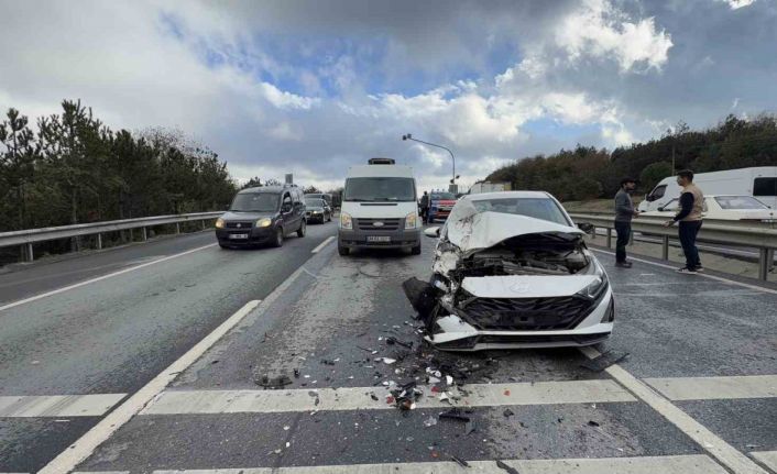 Arnavutköy yolunda zincirleme kaza: 3 araç birbirine kitlendi