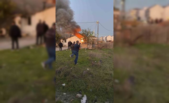 Arnavutköy’de gecekondu alev alev yandı