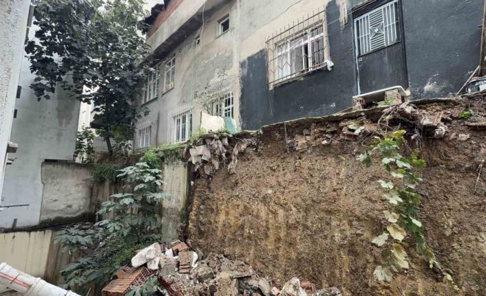Arnavutköy’de iki bina arasındaki istinat duvar çöktü