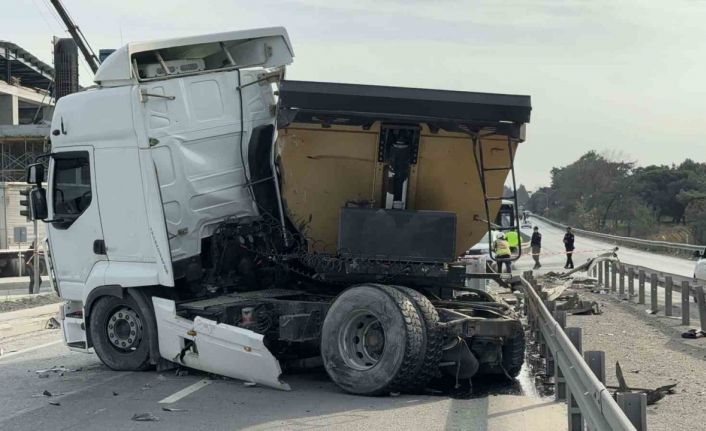 Arnavutköy’de iki kamyon çarpıştı: Sürücü araç içinde sıkıştı