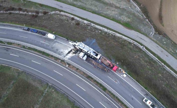 Arnavutköy’de tır virajı alamayıp devrildi: 1 ağır yaralı