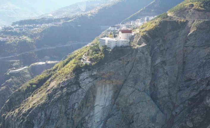 Artvin’de kaya kopması paniğe neden oldu: İki lise tahliye edildi