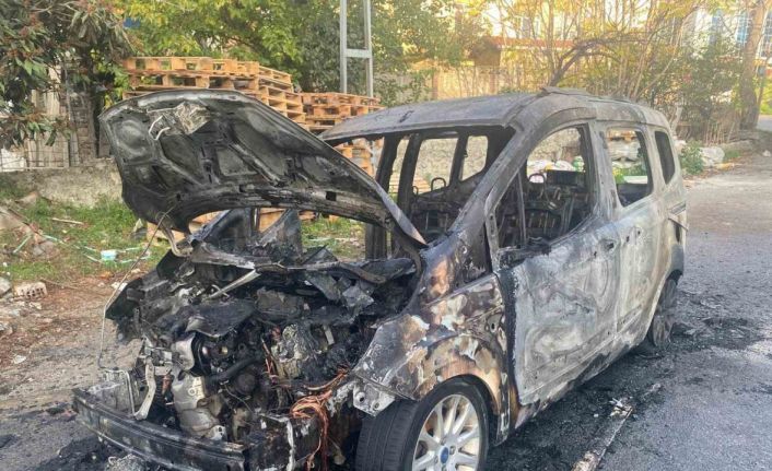 Ataşehir’de hafif ticari araç alev alev yandı