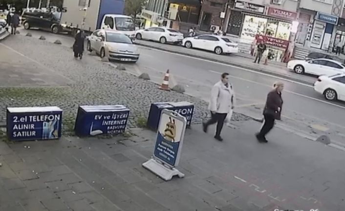 Ataşehir’de kamyonet durağa daldı: Kaza anı kamerada