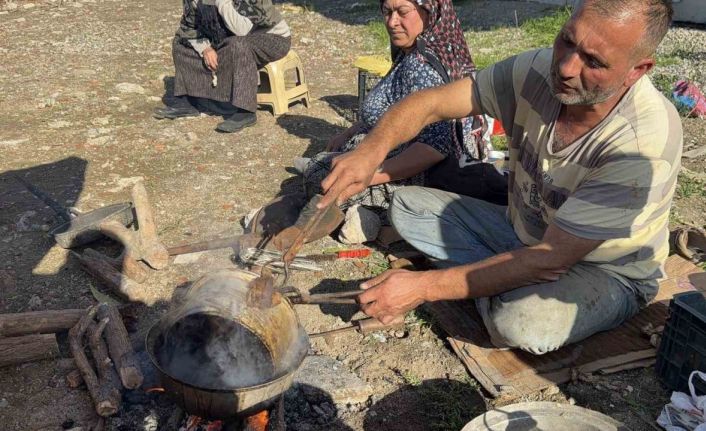 Ateşi eşi harlıyor, o kalaylıyor: Omuz omuza ekmek mücadelesi