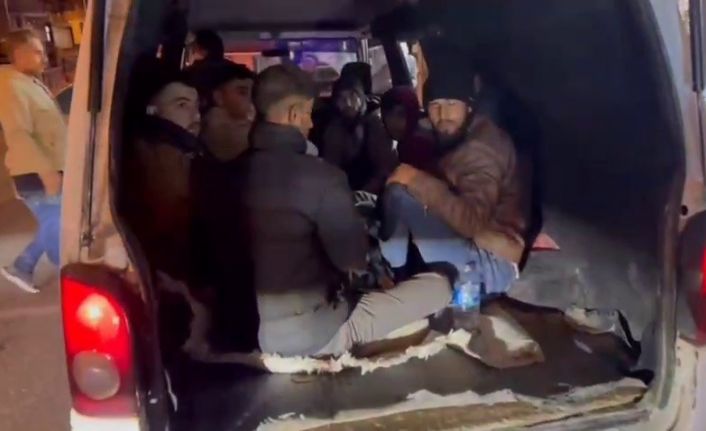 Avrupa hayaliyle çıktıkları yolda minibüs bagajında yakalandılar