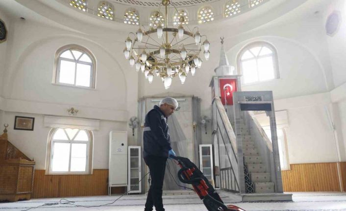 Aydın Büyükşehir Belediyesi, camilerde temizlik çalışmalarını sürdürüyor