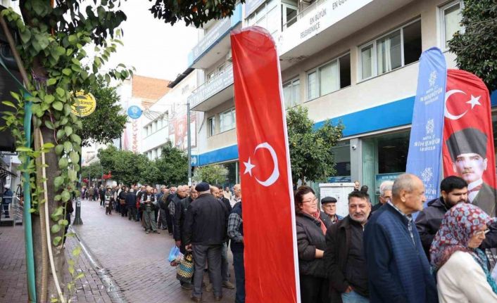 Aydın Büyükşehir, binlerce fideyi Nazilli’de vatandaşlara dağıttı